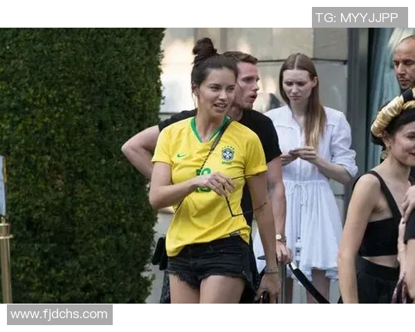 时尚与运动的完美结合足球明星街拍展现独特魅力与个性风格